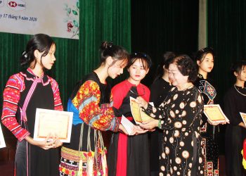 Ra mắt Câu lạc bộ nữ sinh “Hoa bản làng”