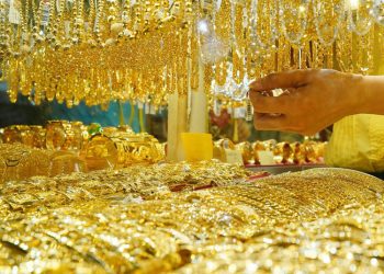 Giá vàng giảm mạnh trong ngày đầu tuần, “bốc hơi” 600.000 đồng/lượng