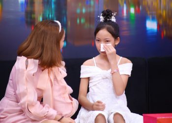 Cô bé 11 tuổi không giấu bạn bè mẹ đi lượm ve chai vì sợ mẹ tủi thân