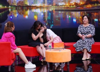 Tiến sĩ tâm lý Tô Nhi A khuyên chị em phụ nữ đừng cam chịu sống với người chồng vũ phu để con được có ba.