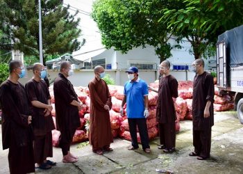 Tu viện Khánh An gửi tặng  12 tấn rau củ quả cho bà con gặp khó khăn mùa dịch bệnh