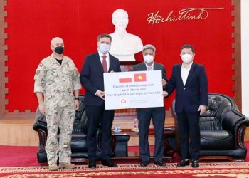 Ba Lan tặng trang thiết bị và vật tư y tế cho Việt Nam