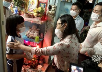 Trao tặng thiết bị học trực tuyến cho học sinh khó khăn