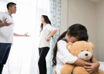 Tác hại khôn lường khi cha mẹ đánh, cãi nhau trước mặt con