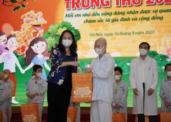 Phó Chủ tịch nước thăm, tặng quà bệnh nhi nhân dịp Tết Trung Thu
