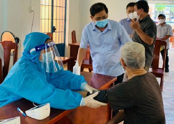 Chủ tịch UBND tỉnh Khánh Hòa kiểm tra việc tiêm vắc xin ở Nha Trang và Cam Lâm