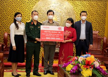 Trao 860 triệu đồng học bổng “Vì em hiếu học”