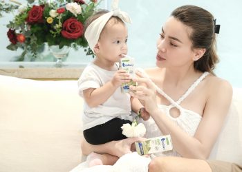 Thần thái đặc biệt của tiểu thư Lisa nhà Hồ Ngọc Hà