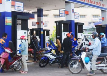 Giá xăng tiếp tục giảm mạnh vào ngày mai?