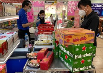 TP.HCM: Giá bia bán trong dịp Tết, trong siêu thị rẻ hơn bên ngoài