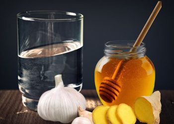 8 lợi ích của hỗn hợp gừng, tỏi, mật ong pha nước ấm