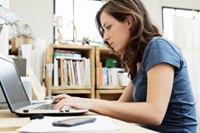 Ngồi làm việc quá lâu khiến sức khỏe giảm sút nhanh chóng