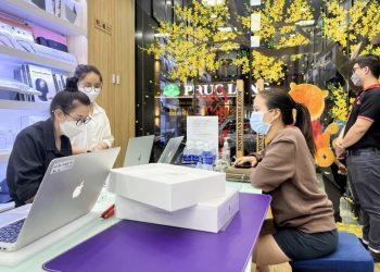 Nhà bán lẻ di động bán xuyên Tết vì khách hàng không về quê