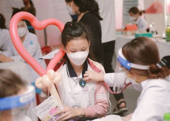 Chương trình “Yêu thương Nâng bước” khám sàng lọc miễn phí cho trẻ bị ảnh hưởng do dịch Covid-19