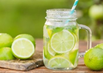 Vì sao người mắc COVID-19 nên uống nước chanh?