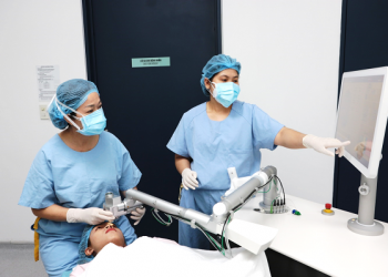Bệnh viện FV triển khai công nghệ CLEAR  điều trị tật khúc xạ mắt an toàn vượt trội
