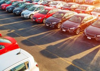 Ôtô “lai” giảm giá, hút khách