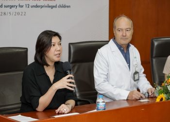 Quỹ nâng bước tuổi thơ mời “phù thủy của những đôi tay” phẫu thuật miễn phí cho 12 trẻ em bị bị tật bàn tay