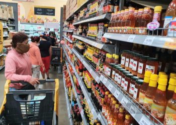 Giá xăng tăng cao, người dân và doanh nghiệp chật vật chống chọi “bão giá”