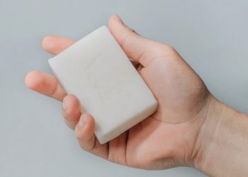 Rửa tay xà phòng nhưng không diệt được khuẩn, nguyên nhân đơn giản là đây