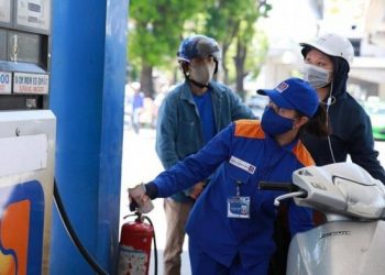 Giá xăng RON 95 giảm xuống sát 26.000 đồng một lít