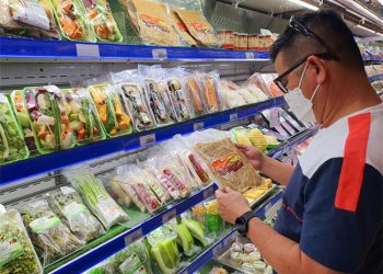 Giá hàng hóa tiếp tục hạ nhiệt, taxi rục rịch giảm giá cước