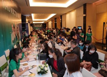 Hàng nghìn chị em đổ bộ tại Đại tiệc Thu Cúc