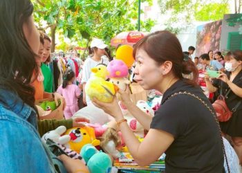 Khoảng 1.000 người đến Phiên chợ đồ cũ, đồ tái chế “Hành động xanh”, lan tỏa lối sống xanh