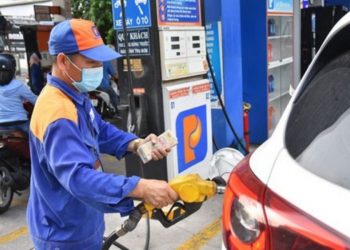 Giá xăng trong nước đồng loạt giảm, RON95 về dưới 25.000 đồng/lít