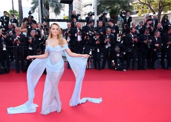 Công Trí cùng Joey King “đốt cháy” thảm đỏ Cannes với mẫu đầm lấy cảm hứng từ dòng nước