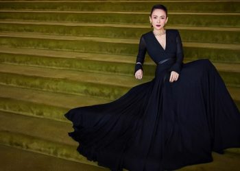 Chương Tử Di tỏa sáng trong thiết kế Cong Tri tại The Gold House Gala Awards