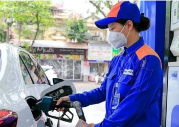 Giá xăng dầu đồng loạt giảm, xăng RON95-III về gần ngưỡng 19.000 đồng/lít