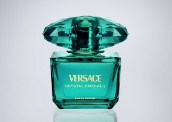 VERSACE CRYSTAL EMERALD: Vệt hương mê hoặc dưới ánh đèn tiệc đêm